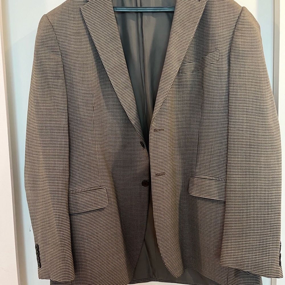 Joseph Abboud silk/wool blend blazer, excellent condition. Size 44L.